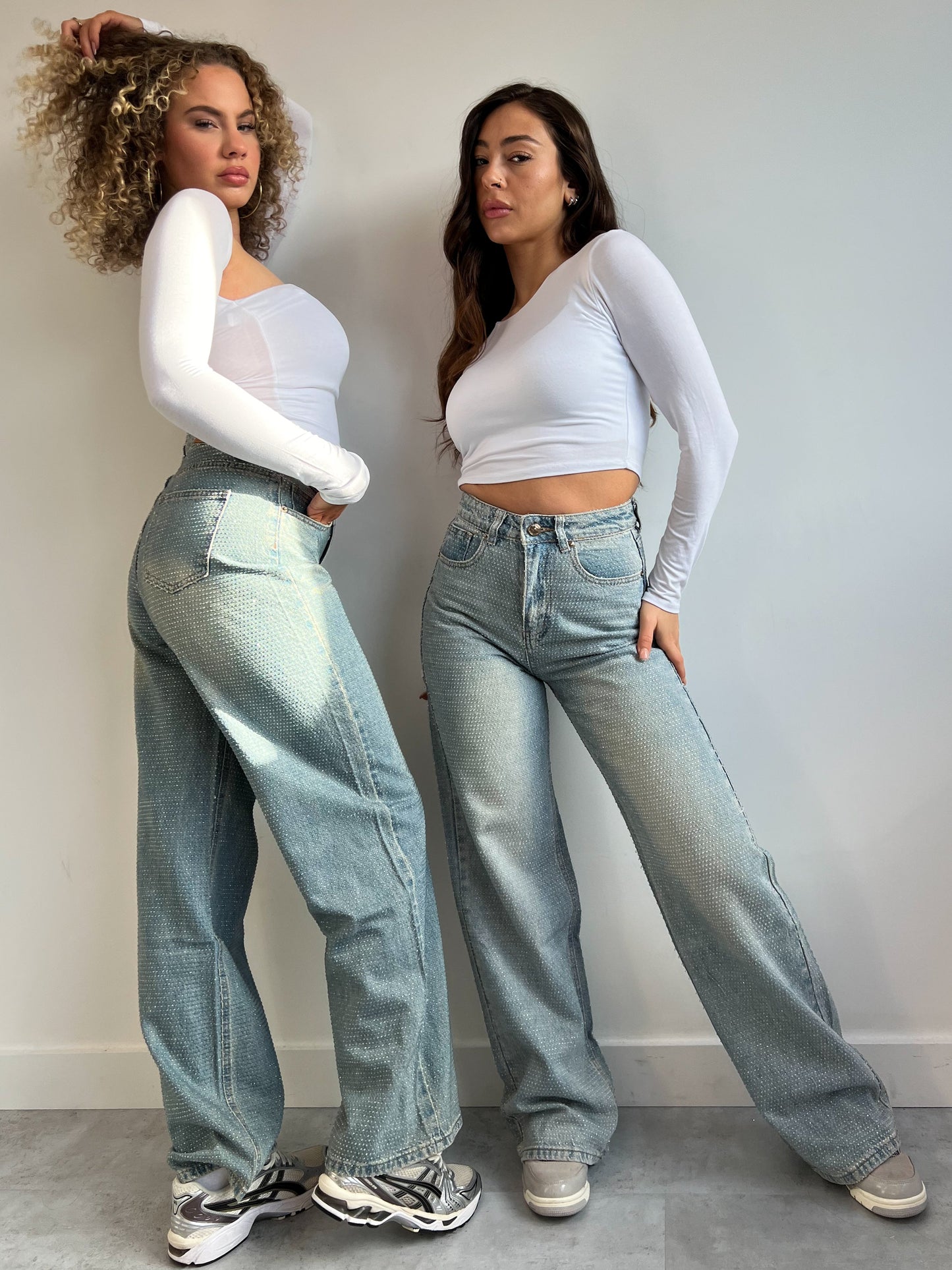 MAJA™ | Vintagejeans med Strassdetaljer över Hela